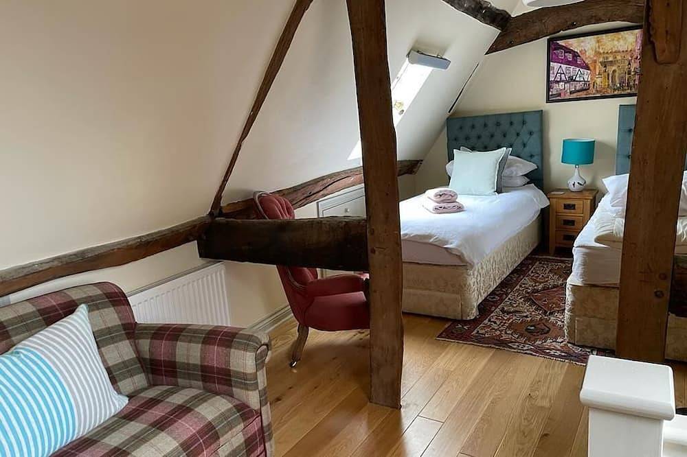 Dove Cottage beautifully restored Tudor cottage sleeps 6 or 7 in Winchcombe, Gloucestershire