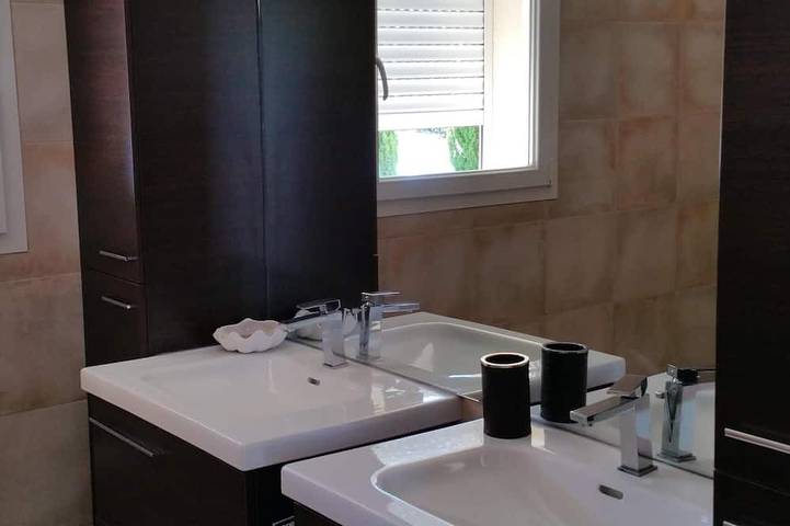 Ein Paradies des Friedens, Füße im Wasser in Istres, Mittelmeerküste (Frankreich)