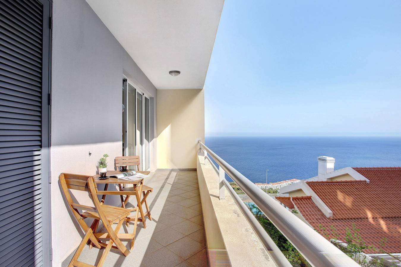 Ganze Wohnung, Ferienwohnung 'Fénix Garajau' mit Meerblick, Balkon und Wlan in Caniço, Madeira