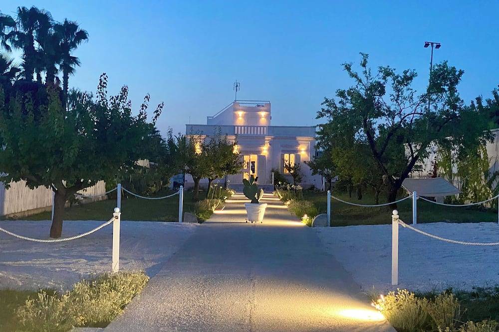 Splendida villa d'epoca restaurata a 150 metri dal mare. Tre camere in Trani, Barletta-Andria-Trani