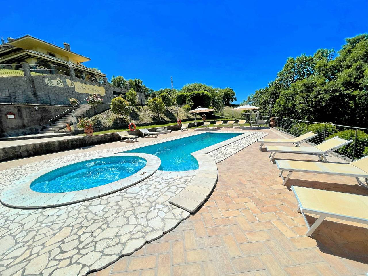 Piscina y jacuzzi - Encantadora villa en Umbria - capacidad para 24 personas in Montefiascone, Provincia de Viterbo