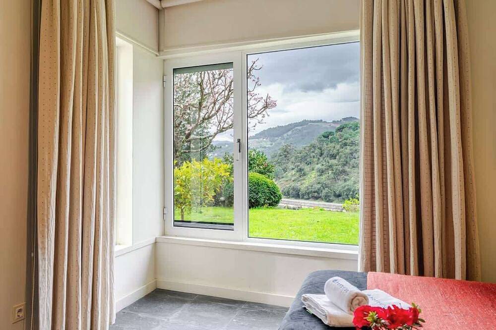 Riverside Retreat w/ Infinity Pool in Resende, Douro-Tal