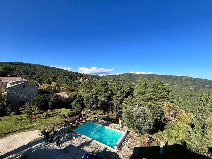 Location de vacances pour 8 personnes, avec piscine ainsi que vue et jardin à Planzolles - 3