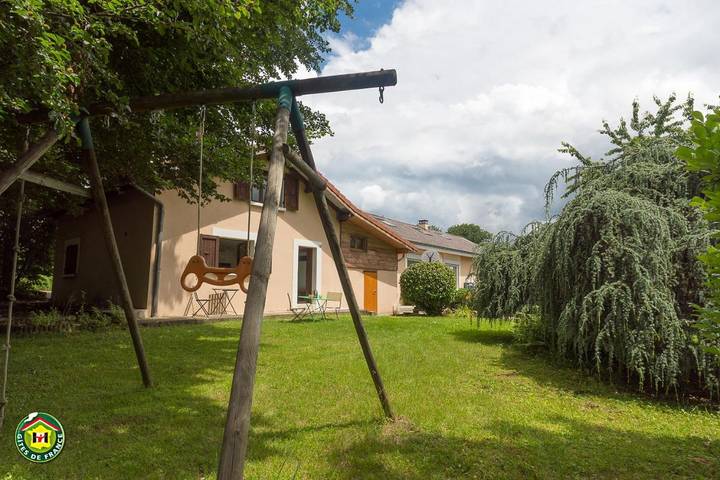 Gîte pour 4 personnes, avec vue et jardin à Brié-et-Angonnes