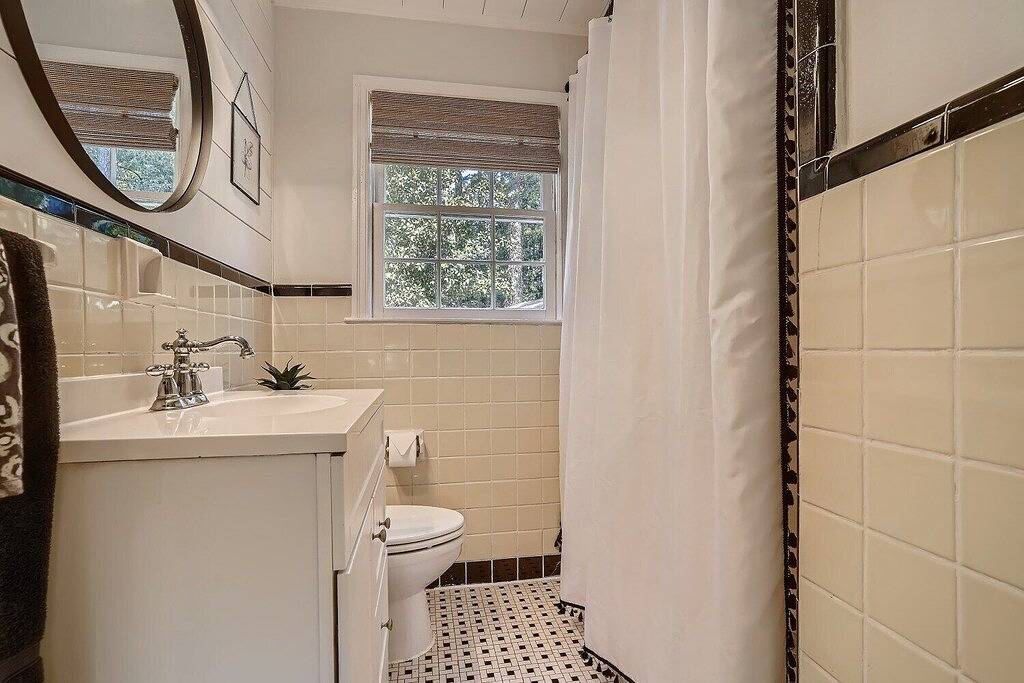 Adorable Smyrna | Vinings Bungalow minutes from The Battery, Buckhead, Midtown+! in Cobb County