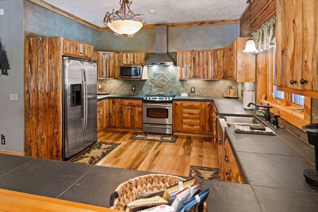 Ganze Wohnung, New!  Weatherwood - Gorgeous Luxury Log Cabin! in Manistee County