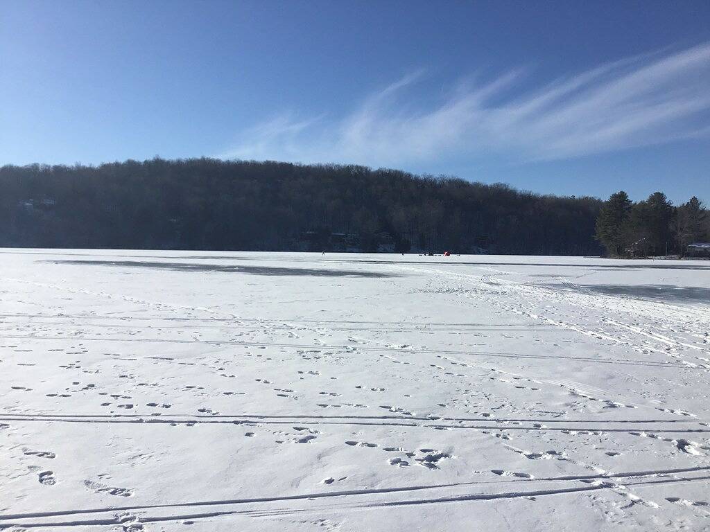 Ruhige komfortable Kabine 5 Min. Zu Fuß zum Schwimmen und Bootfahren in Becket, Berkshire County