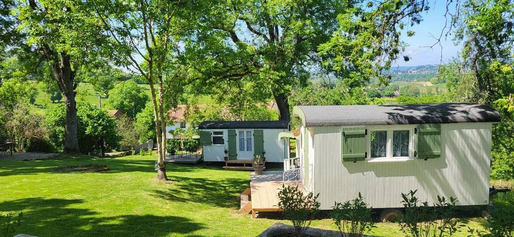 Camping pour 4 personnes, avec Terrasse ainsi que Jardin et Vue dans Saône-et-Loire