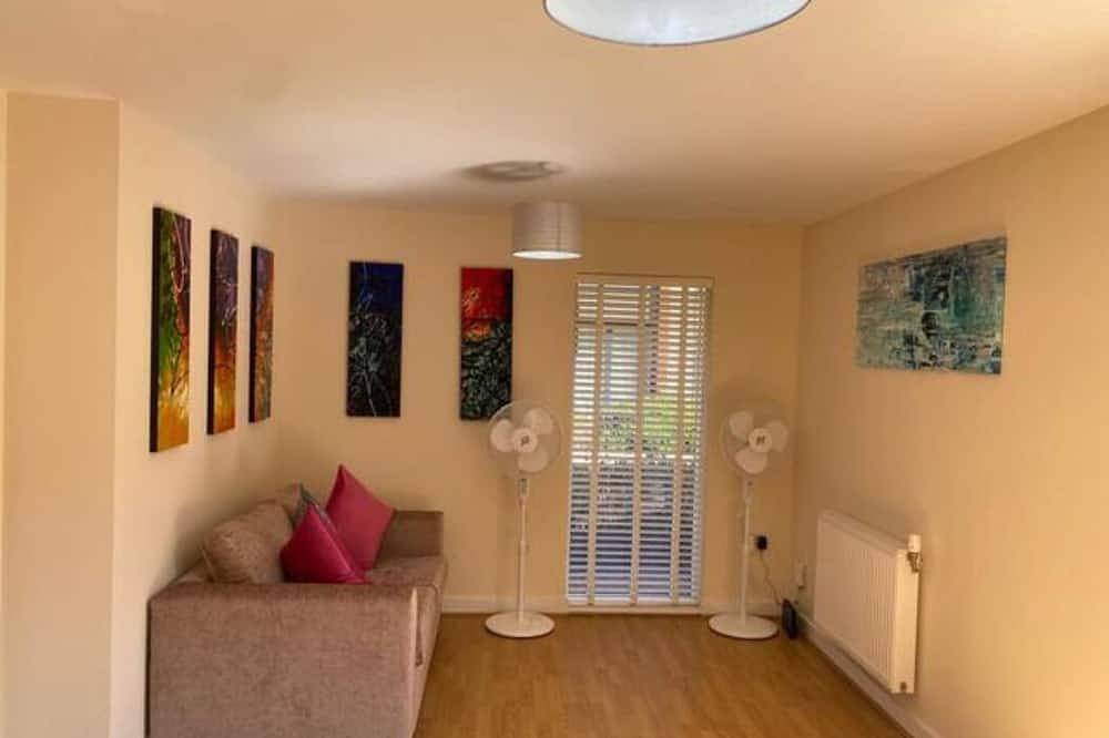 Contemporary, Cosy House with Free Parking & Garden; 5 mins to Addenbrooke's in Cambridge, Cambridgeshire