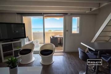 Gîte pour 4 personnes, avec piscine ainsi que vue et terrasse dans Plage de la Farinette