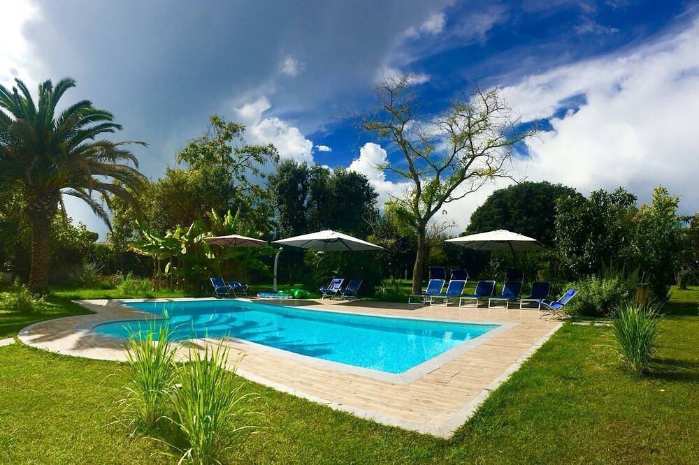 Villa Oase Schwimmbad und Park in Forte dei Marmi, Italienische Riviera