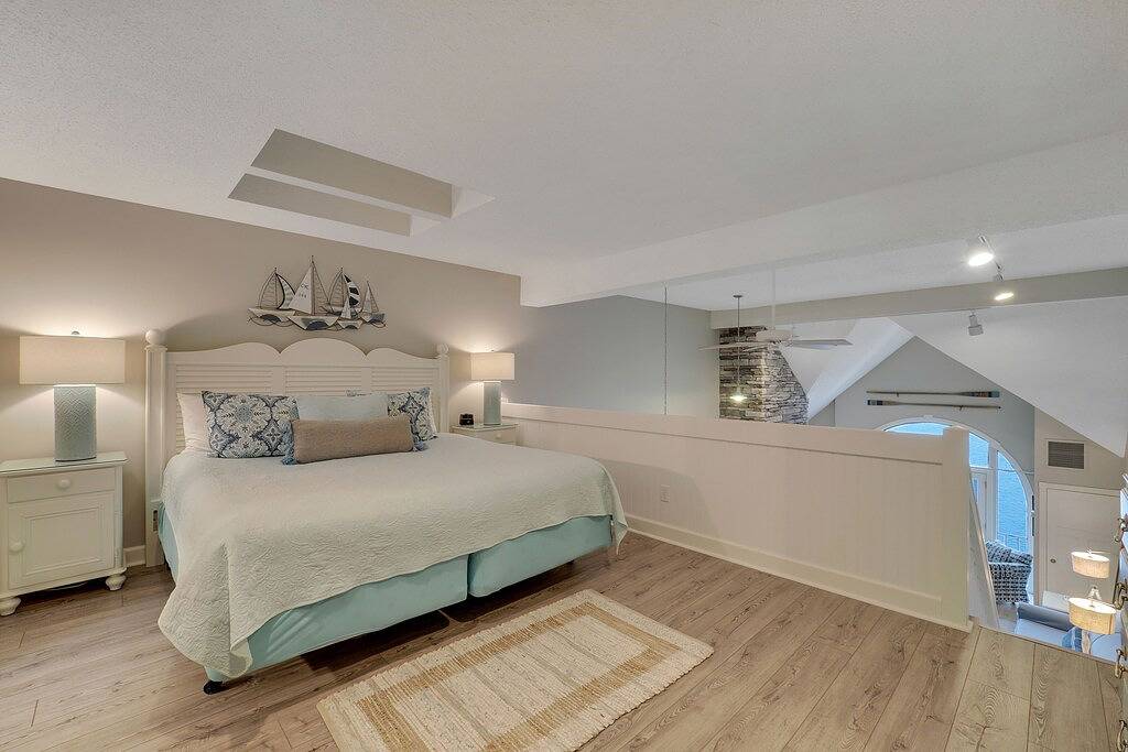 Ganze Wohnung, 344Ewi Soaring Ceilings| Downtown Charlevoix | Pool, Hot Tub, Sauna in Charlevoix, Charlevoix County