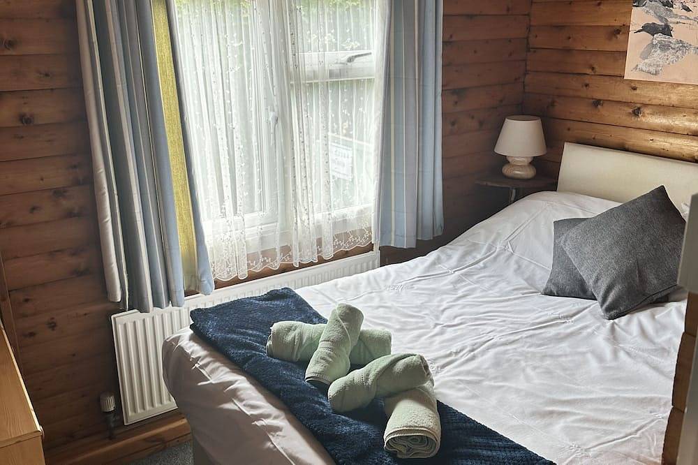 Log Cabin next to our sandy beach with lovely sea views, close Norfolk Broads. in California (Great Yarmouth), Great Yarmouth