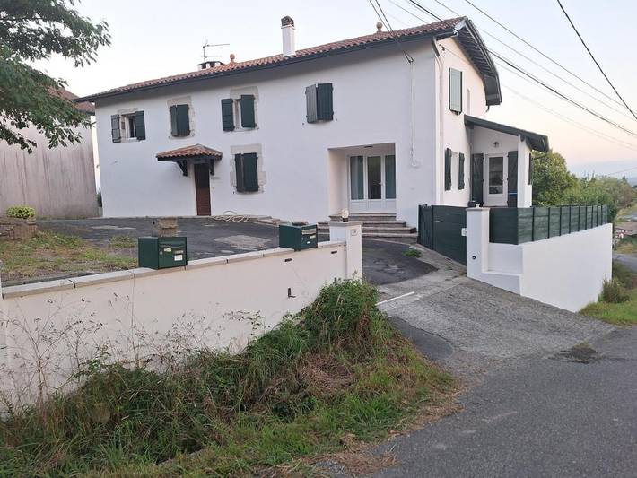 Location de vacances pour 6 personnes, avec jardin et vue à Bardos - 2