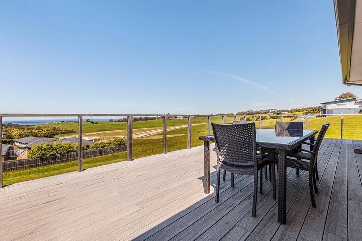 Holiday home for 9 people, with garden in Lakes Entrance