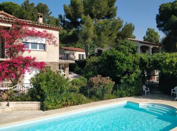 Villa pour 16 personnes, avec terrasse ainsi que piscine et jardin dans le Sud de la France