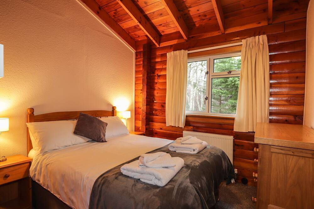 Spruce Lodge, pet friendly, with a garden in Strathpeffer in Strathpeffer, Highlands