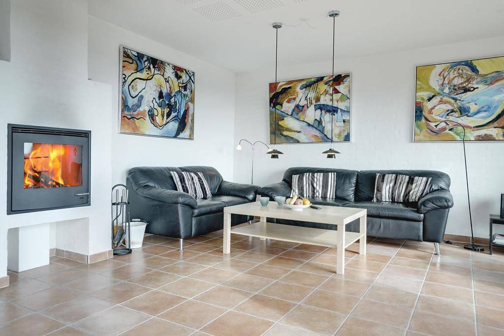Hochgelegenes, vom Architekten entworfenes Ferienhaus dicht am Strand in Henne, Varde