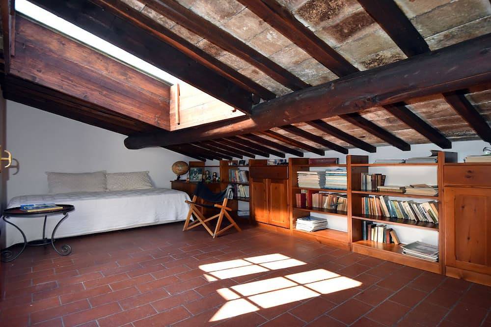 Entire apartment, Top-Roof Large Apartment In Spoleto City Center, Quiet And Cozy To Feel At Home in Spoleto, Perugia Province