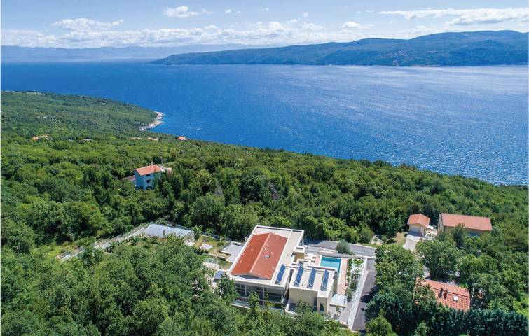 Ganze Ferienwohnung, Apartment am Meer mit Pool, WLAN und Parkplatz – 1,5 km bis zur Küste in Plomin, Ostküste Istrien