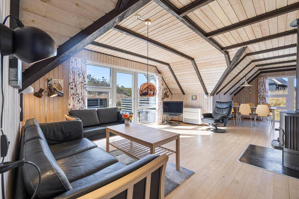 Reetgedecktes, strandnahes Ferienhaus mit Sauna in ruhiger Lage  in Nørre Lyngvig, Hvide Sande