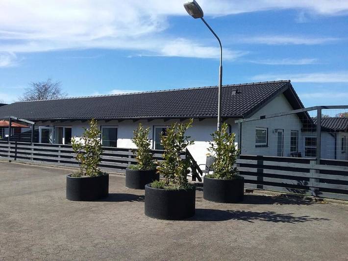 Ferielejlighed for 7 personer, med Terrasse og Have i Hals