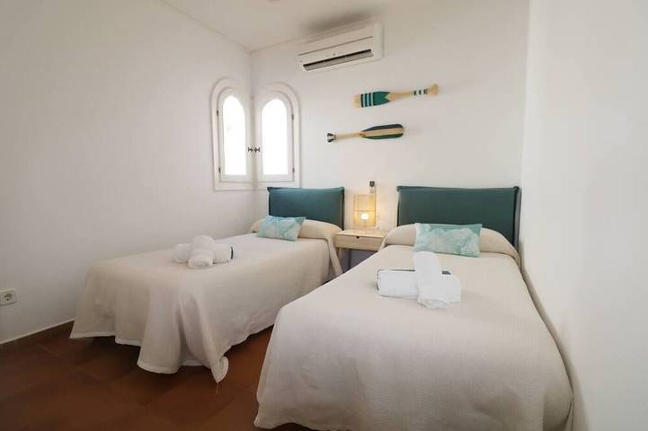 Villa Las Marinas 2 – Piscine Privée & Vue, in Arenal d'en Castell, Es Mercadal
