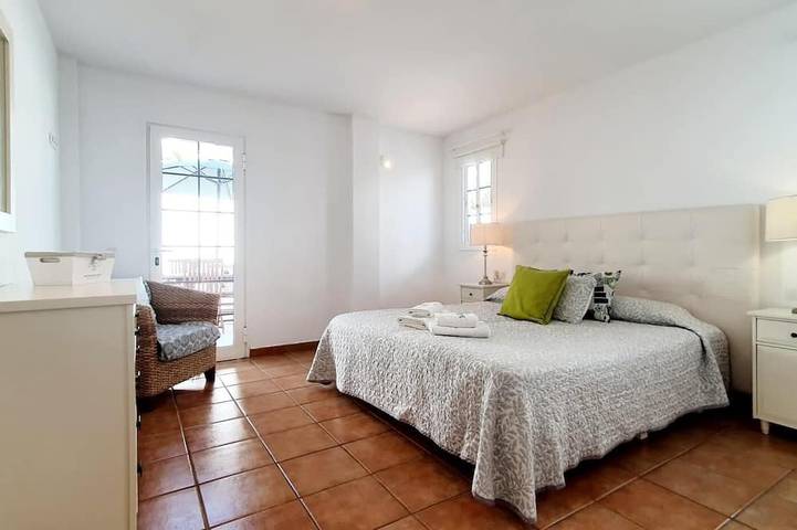 Geräumiges Ferienhaus mit drei Schlafzimmern und Pool in La Caleta, Adeje