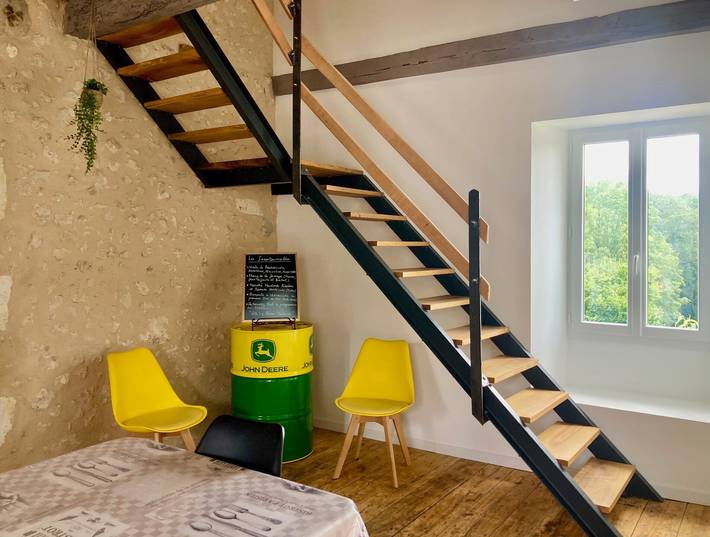 Le Poirier Dordogne – 15 personas, piscina privada, terraza, gran gîte de encanto en tranquilidad in Allemans, Périgord Vert