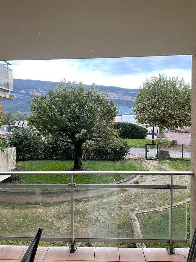 Gîte pour 2 personnes, avec vue sur le lac ainsi que balcon et vue dans Montalieu-Vercieu