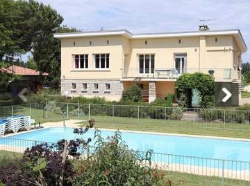 Gîte pour 14 personnes, avec jardin et piscine ainsi que sauna et vue à Lédat