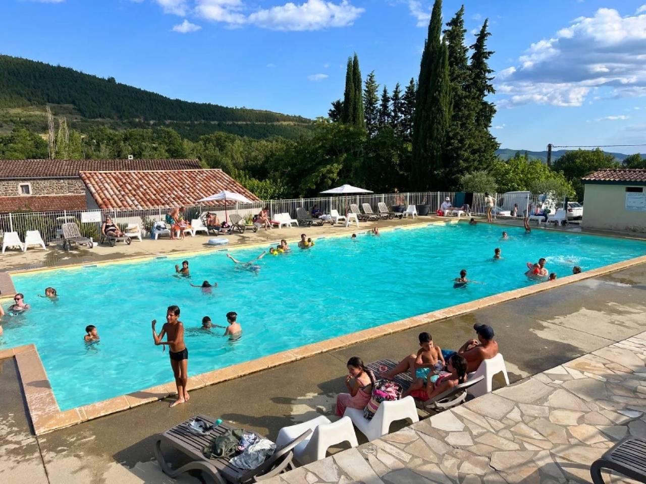 Zecamping 3 étoiles familial piscine chauffée dog friendly cottage clim 30m2 in Lussas, Ardèche