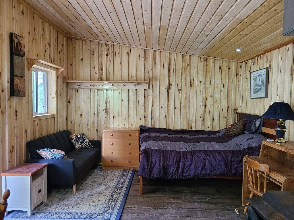 Private lakefront cabin with mountain views in Yukon