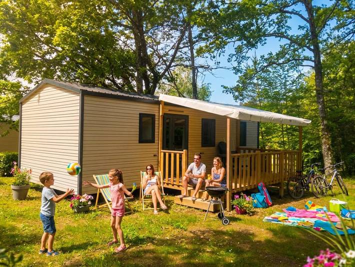 Camping für 4 Personen, mit Pool und Terrasse in Cantal