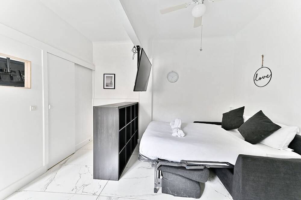 Entire apartment, Black and White Studio - Les Lilas in Les Lilas, Seine-Saint-Denis