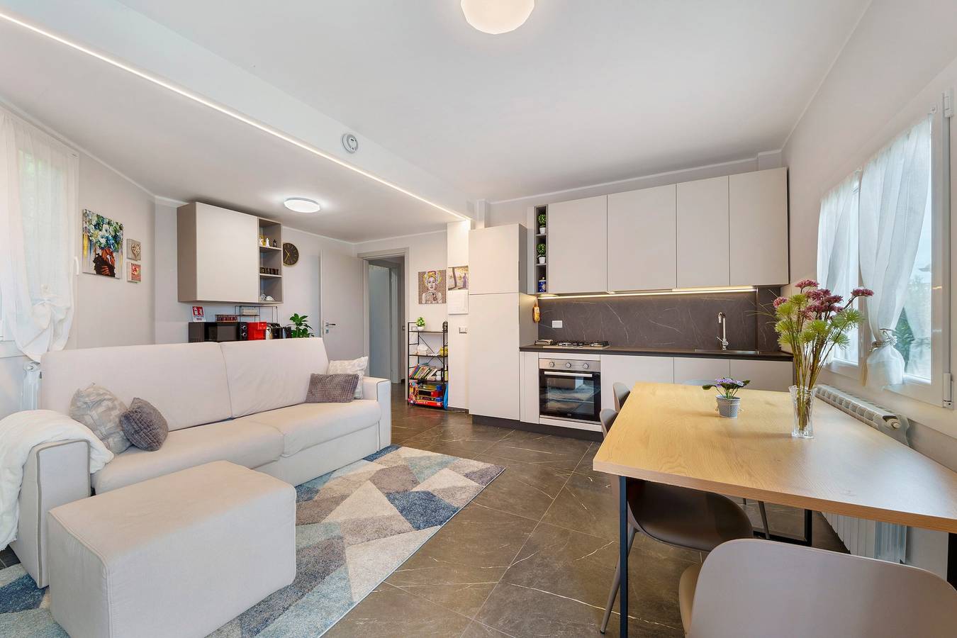 Geheel appartement, Guest House 'Sunset On The Lake' met uitzicht op het meer, privéterras en Wi-Fi in Belgirate, Gemeente Belgirate
