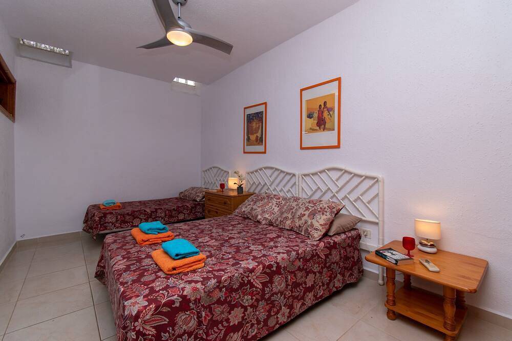 Villa Americas. Beautiful 6 Bedroom Villa. Private Heated Pool in Playa de las Américas, Arona