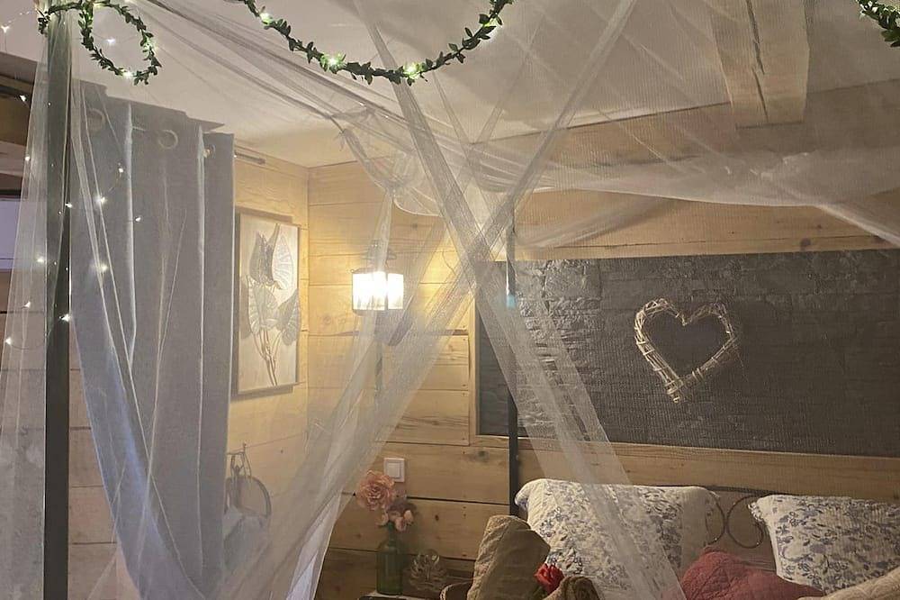 Une Chambre Inoubliable Type Chalet Avec Grande Balnéothérapie in Barjols, Brignoles region