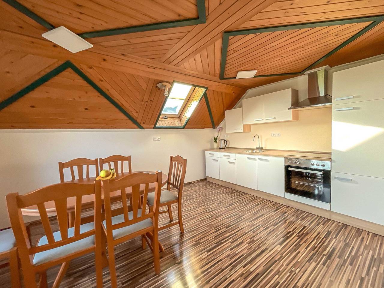 Ganze Wohnung, Two Bedroom Apartment with Balcony and Mountain View in Karawanken und Bachergebirge, Oberkrain