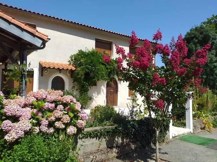Chambre d’hôte pour 5 personnes, avec vue ainsi que jardin et piscine à Saint-Sulpice-en-Pareds