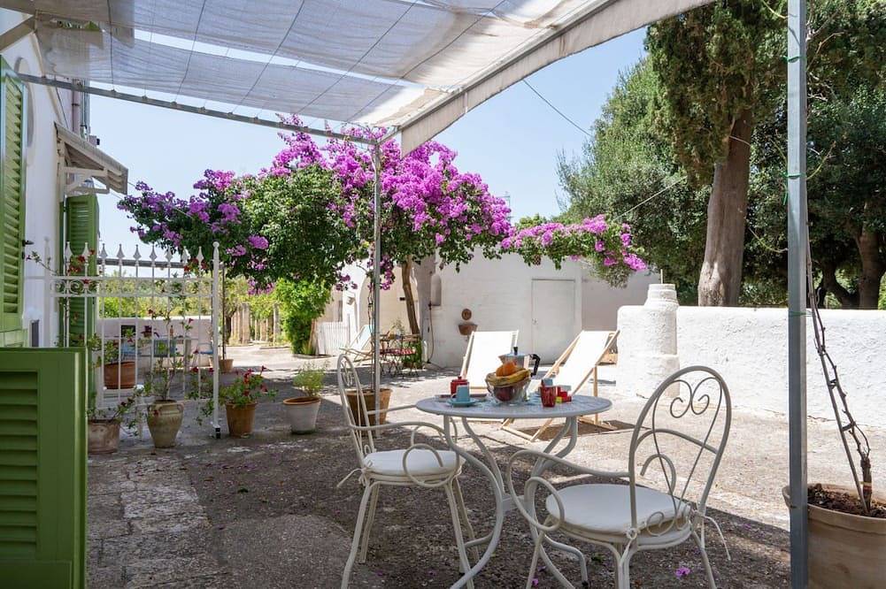 Ganze Wohnung, Guesthost - Lovely apartment that hosts up to 2 people, located in an old farmhouse dating back to the 19th century, furnished with taste and meticulous recovery of the original materials. The accommodation is located in Cozzana, a quiet and verdant dist in San Bartolomeo (Bari), Monopoli