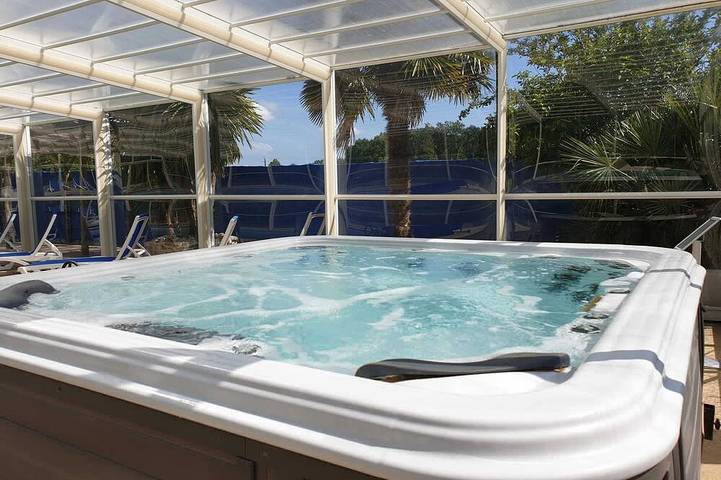 Location de vacances pour 8 personnes, avec Terrasse ainsi que Jardin et Piscine à Meursac