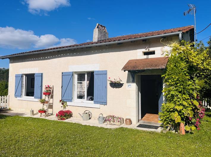 Gîte pour 2 personnes, avec piscine et jardin à Montagrier