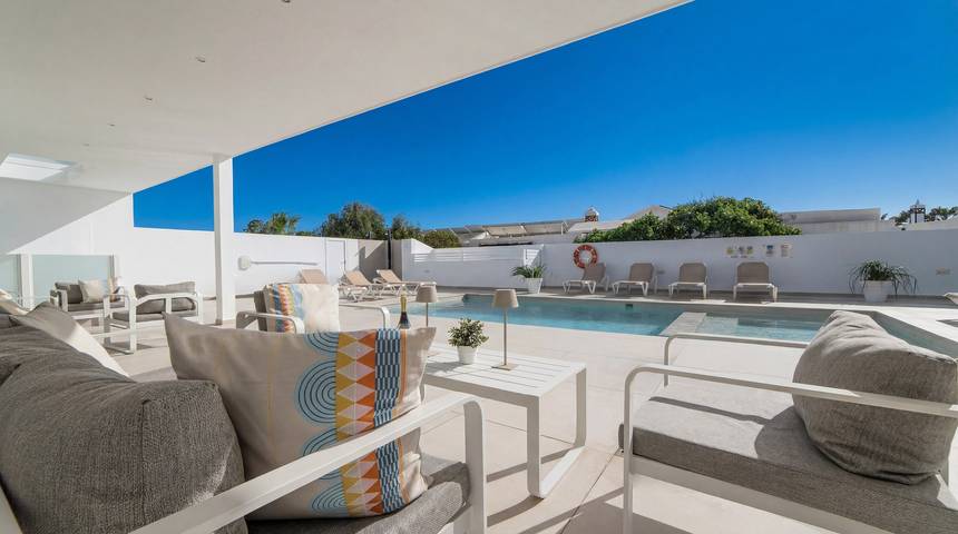 Villa Catherina – Luxus-Retreat mit beheiztem Pool & Jacuzzi in Playa Blanca, Yaiza