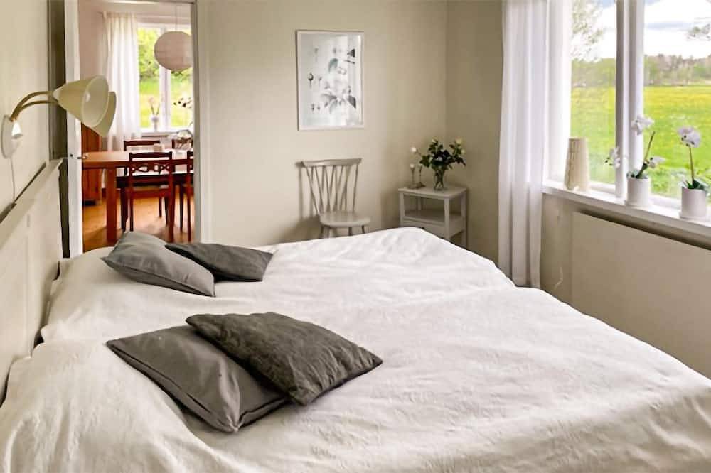 Gorgeous home in Lyrestad with Wifi in Vänern