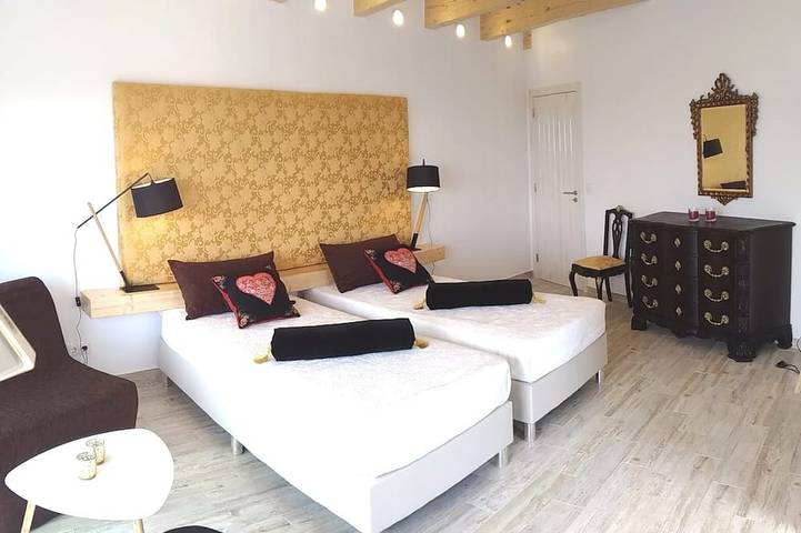 Nira Beach House Eleganc & Charm exclusive pool and sea view in Praia de São Julião, Carvoeira