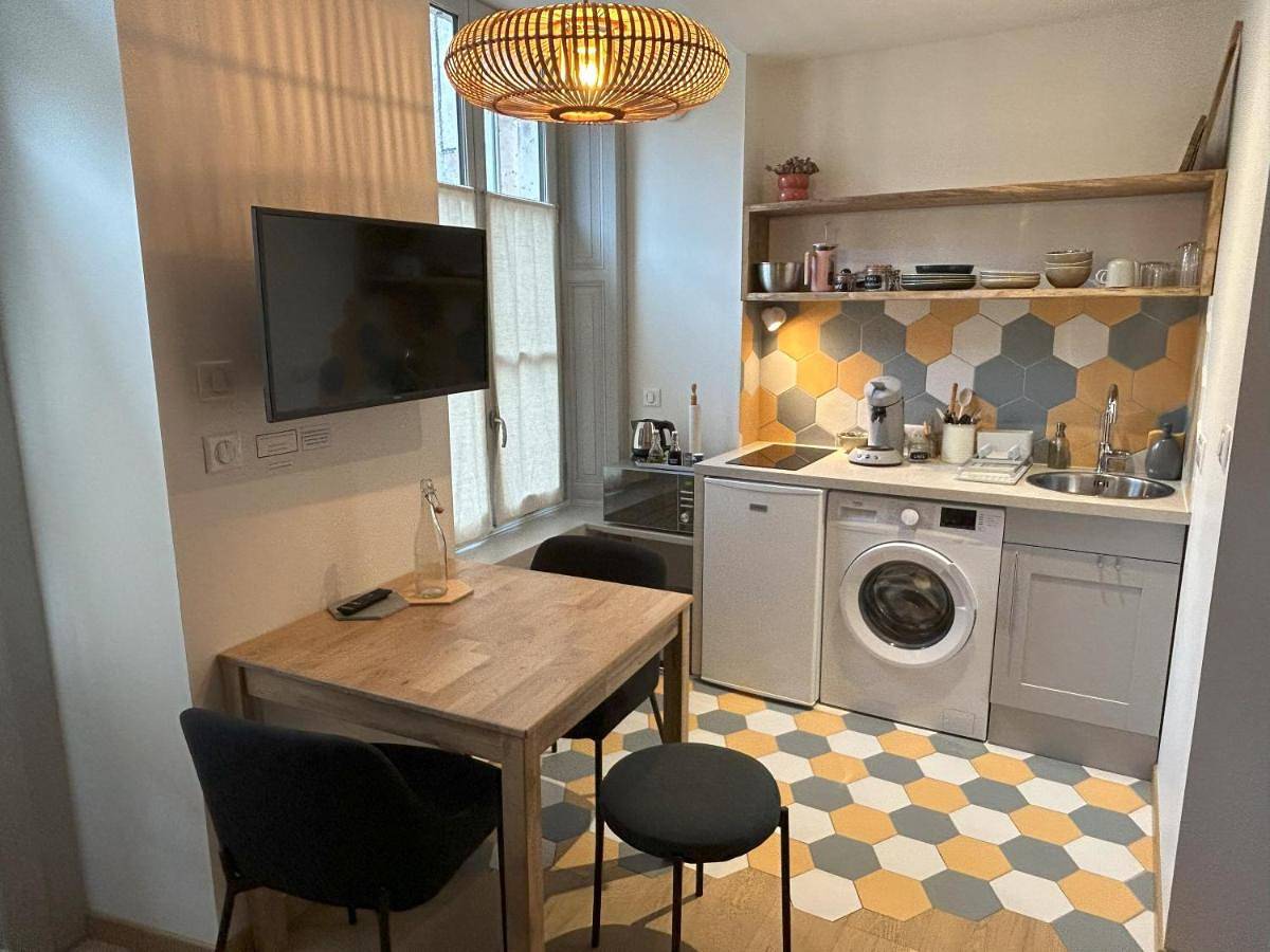 Appartement entier, Studio avec terrasse privée in Nontron, Parc naturel régional Périgord-Limousin