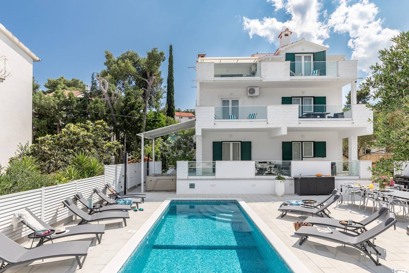 Ganze Wohnung, 2-Zimmer-Ferienwohnung mit Terrasse und Meerblick Arbanija, Ciovo A-25090-b in Ciovo