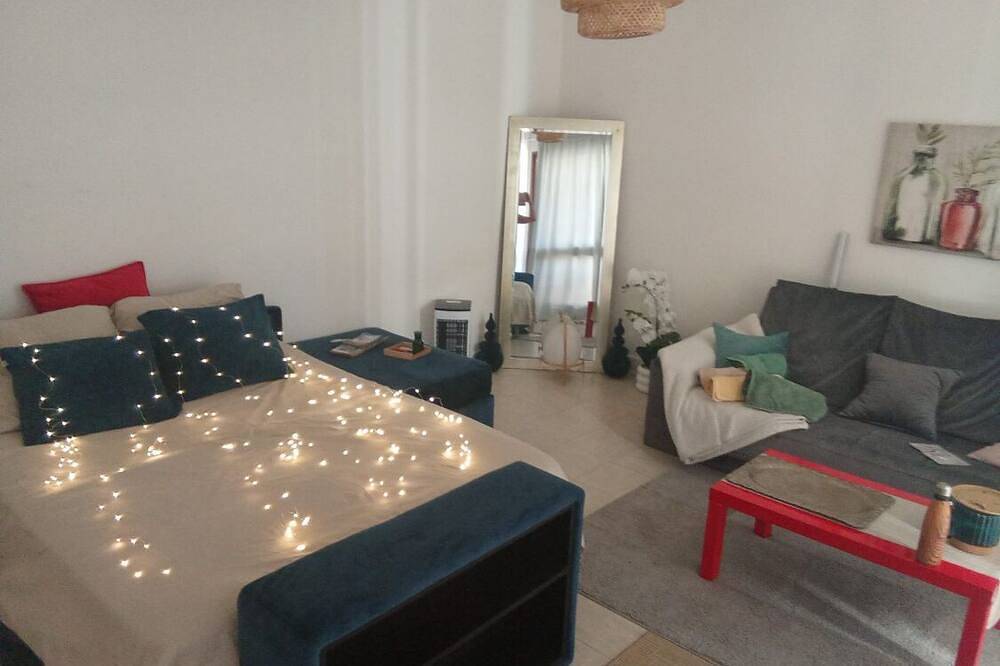 Appartement entier, F1 lumineux cosy vue sur piscine balcon et parking privé in Perpignan, Côte méditerranéenne (France)