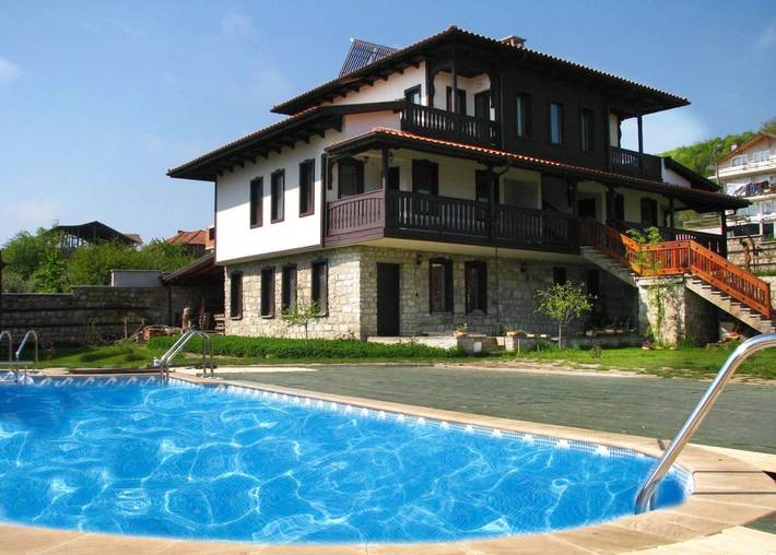 Hôtel pour 3 personnes, avec bassin pour enfant ainsi que jardin et piscine